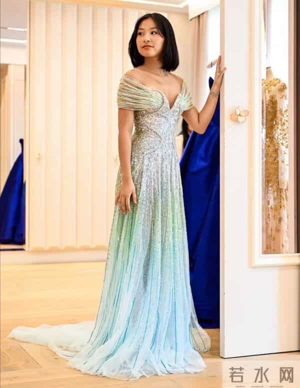 陈可辛吴君如19岁女儿参加巴黎名媛舞会，张艺谋女儿等人也参加过