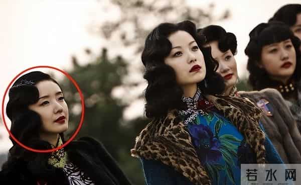 曾被张艺谋力捧,火后与富豪卷款61亿逃亡国外,大佬被抓她后悔吗