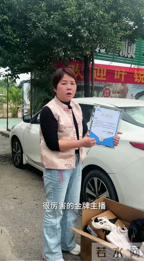 叶锐聪知冷知热一行为心疼妈妈，东姐开直播订行程将赴四川陪儿子