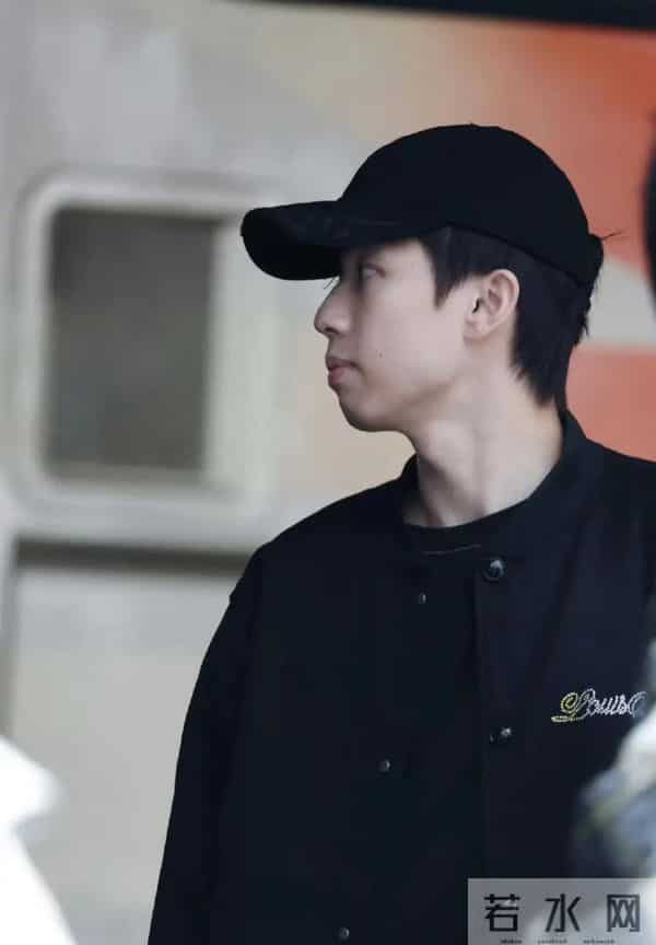 林高远全运会机场造型，全黑穿搭，风格随性又酷又帅