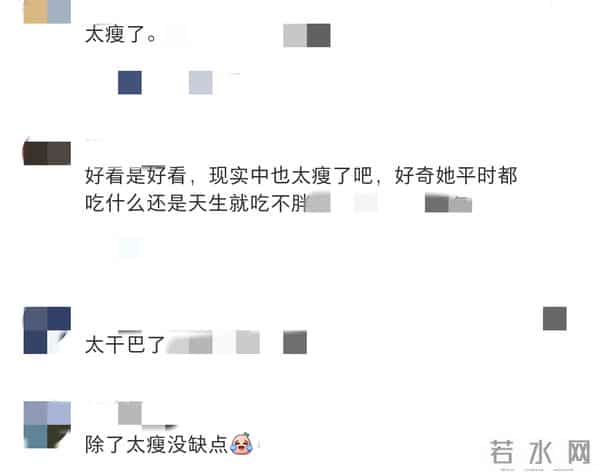 刘雯出席香奈儿大秀，一袭黑皮裙瘦到像纸片人，脸颊无肉毫无美感