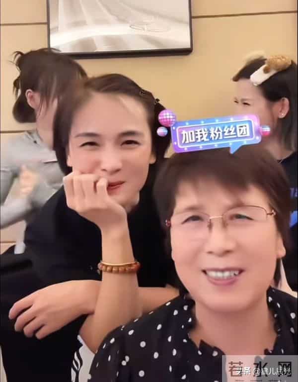 老麦新露面在买早餐 他有点忧郁 表哥力挺二哈 大哈的粉丝群信息被曝