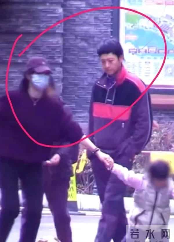 白百何带两个儿子现身!17岁大儿子长得像前夫陈羽凡,二儿子5岁