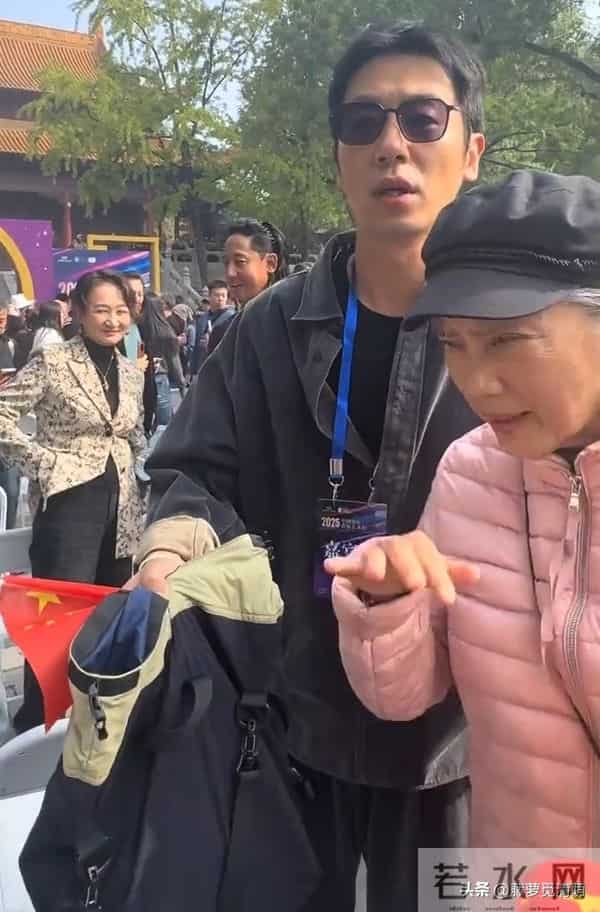 41岁朱亚文在南京被偶遇，他和粉丝拍照好亲切，打扮朴素却好帅气