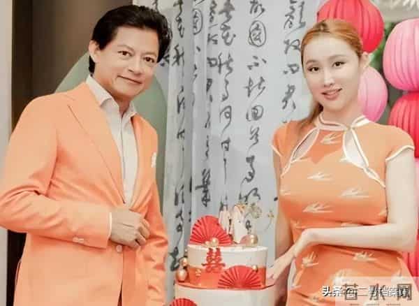 挤走原配自己做美艳师娘, 嫁65岁音乐家的王冰冰, 如今玩的更"花"了