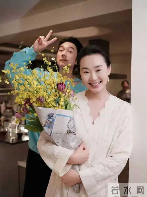 林依轮给长子庆生，26岁林子濠帅得像混血，西华蹲地照顾86岁婆婆