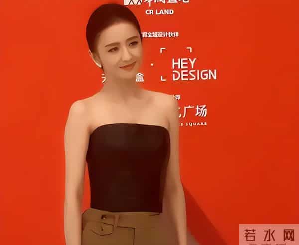 佟丽娅在深圳扫购黄金！头发稀少假发明显，满胳膊黄金手串太吸睛