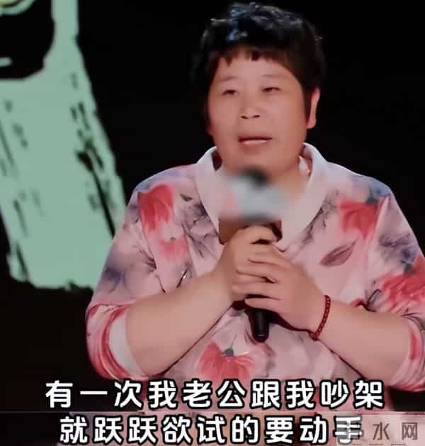 尴尬!房主任抱杨幂引争议,被吐槽没有边界感,杨幂嫌弃写在脸上