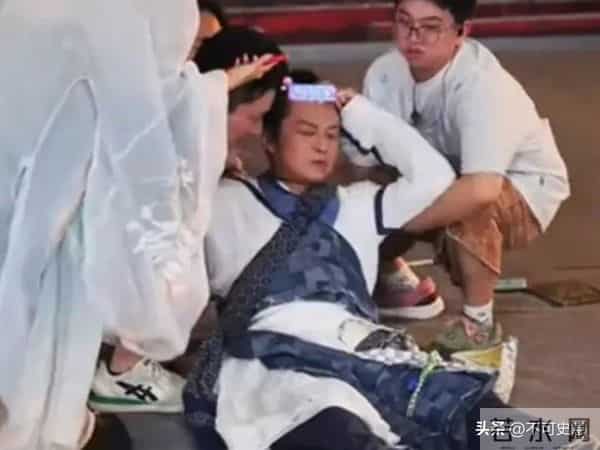 曾经红极一时，如今为养家糊口沦落到景区卖艺，这4位明星太可惜