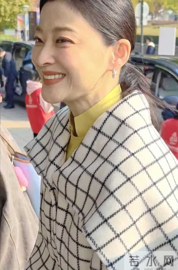 50岁梅婷在北京被偶遇，皮肤保养得真好，身穿黄裙子很优雅