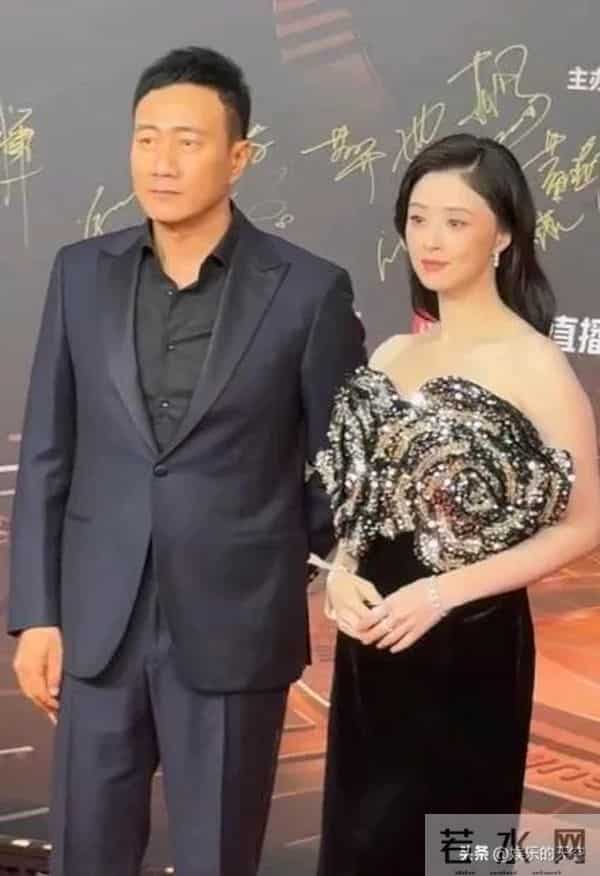 42岁蒋欣出席活动，裙摆开叉到大腿根，走路时气场太强大了！