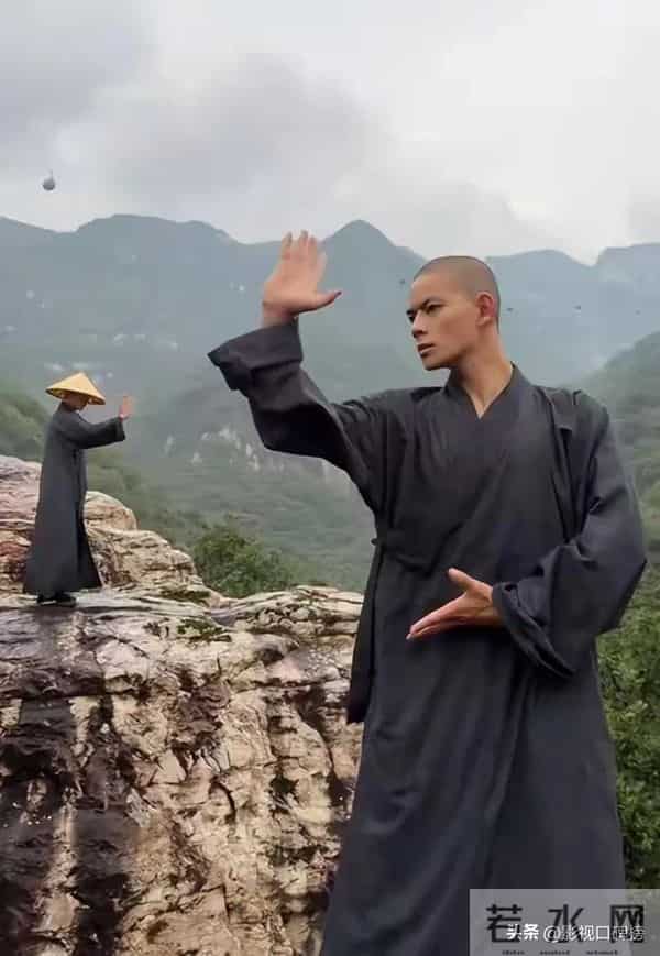 李连杰亲自下场辟谣，泳池脱衣露出光洁胸口，直言：别拿逝者炒作