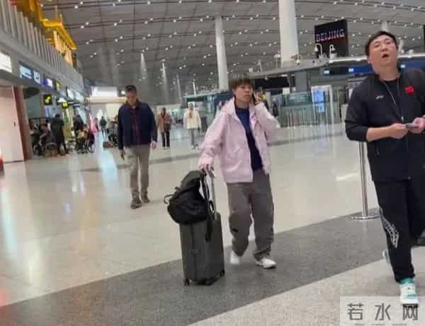 王艺迪短发配粉外套机场出发澳门全运会，利落造型尽显飒爽气场