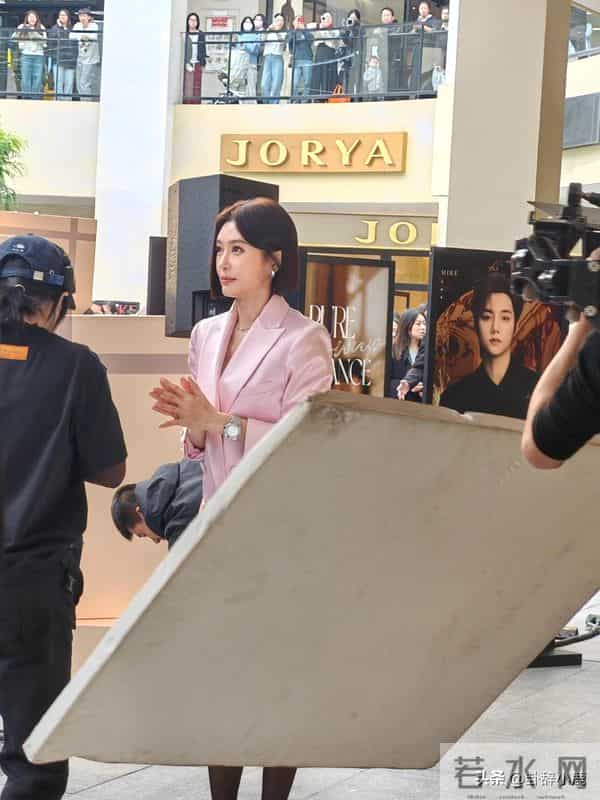 秦岚王阳宁波拍戏时被偶遇，男帅女美超养眼，秦岚温柔身姿太勾人