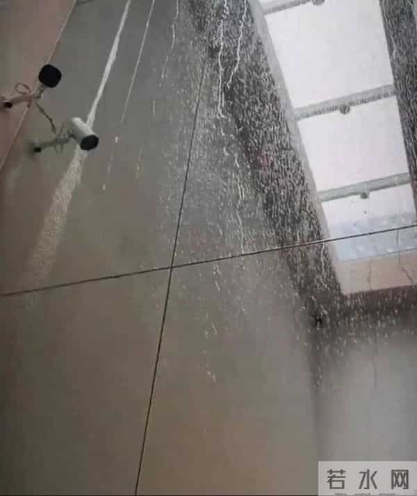 哭笑不得！陈赫的千万豪宅漏雨成“水帘洞”，买顶楼多少人后悔了