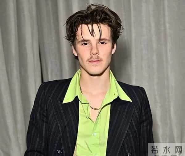 50岁贝克汉姆带妻儿领勋章,14岁小七好漂亮,布鲁克林依旧没露面