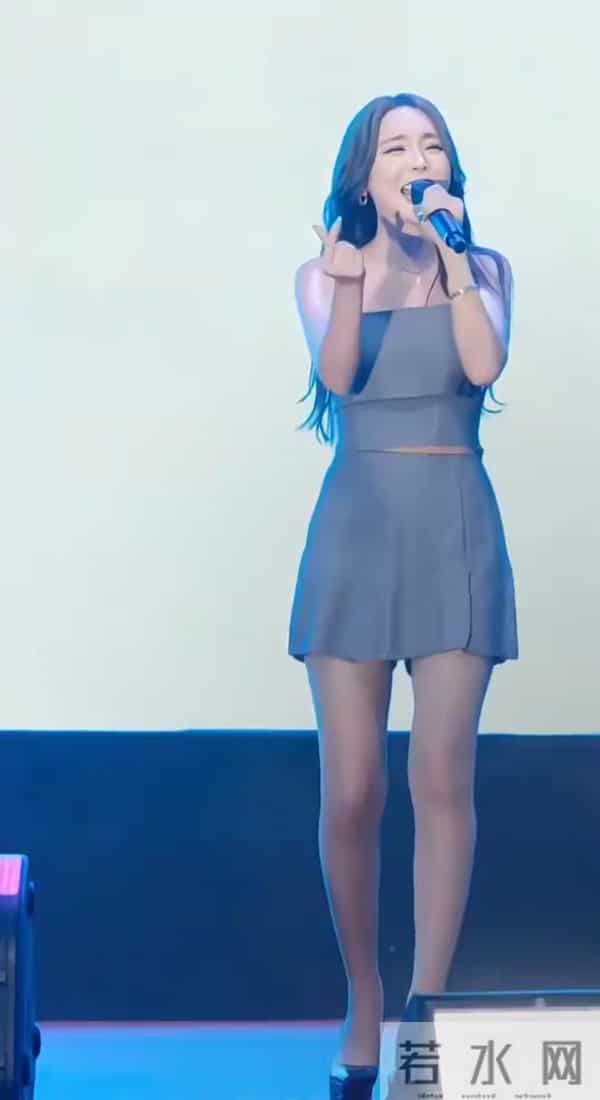 洪真英真是女人中的极品啊，圆润饱满的身材配上丝袜高跟超性感。