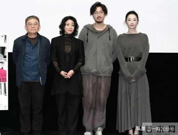 白百何一家回国,大儿子又黑又老,小儿子长相曝光眼小脸大不像她