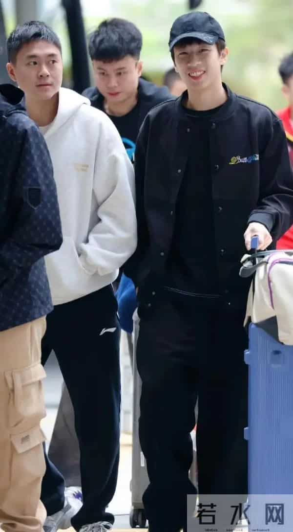 林高远全运会机场造型，全黑穿搭，风格随性又酷又帅