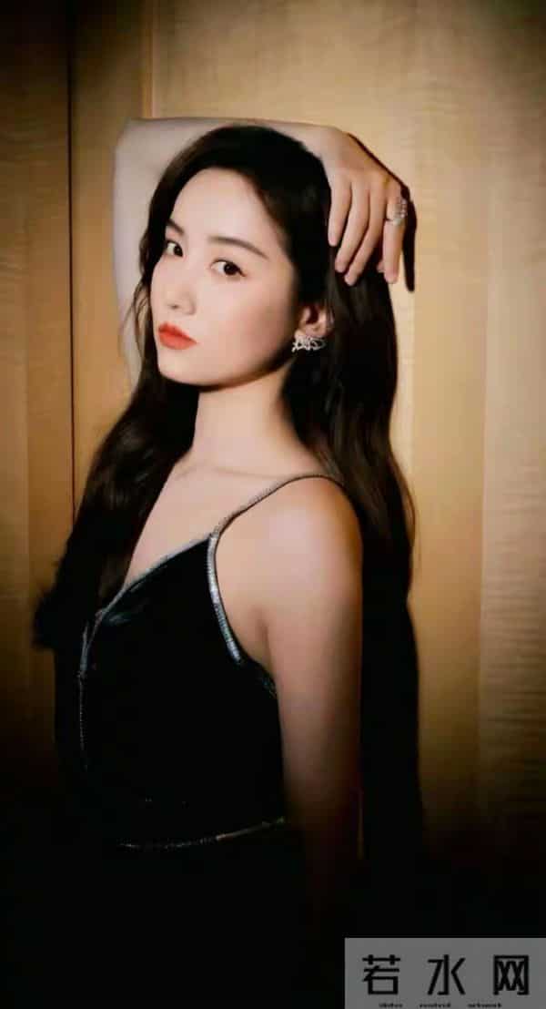 吕一，肤白貌美，体态丰腴：写真欣赏。