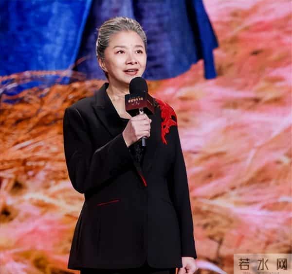 北京这一夜，秦海璐肿了，蒋欣瘦成皮包骨，却被66岁的她惊艳了