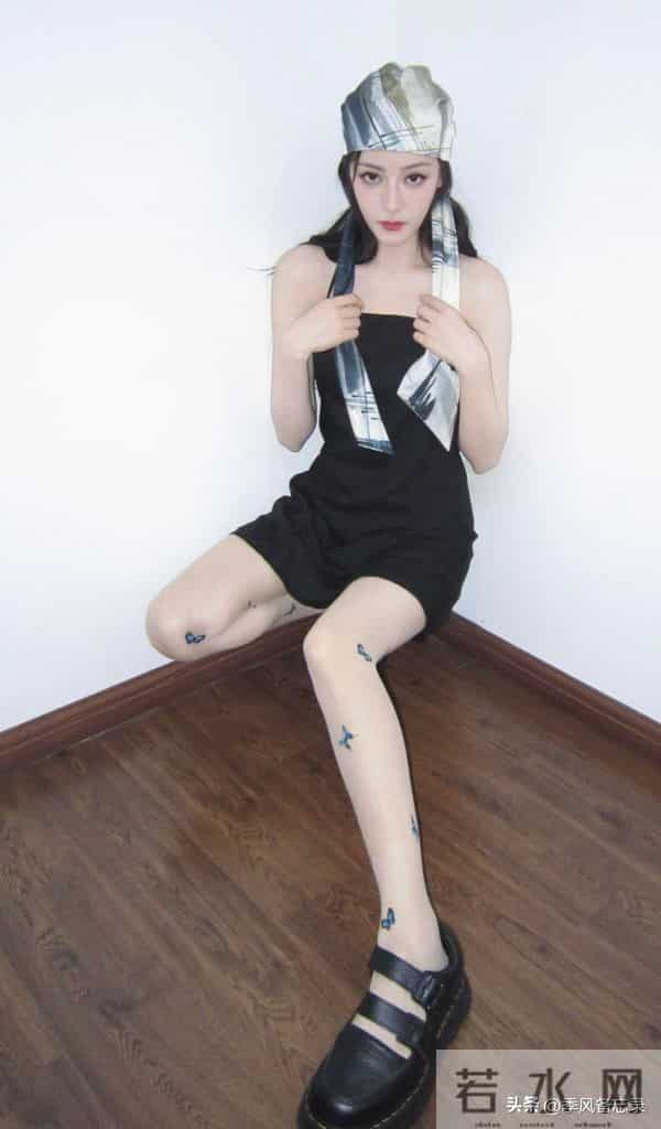 迪丽热巴罕见的肉丝美腿，还挺性感