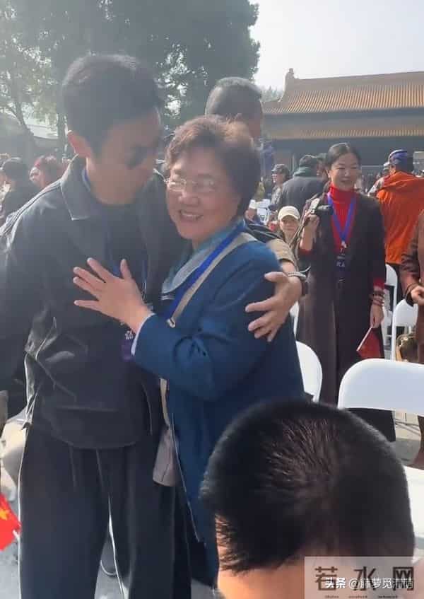 41岁朱亚文在南京被偶遇，他和粉丝拍照好亲切，打扮朴素却好帅气