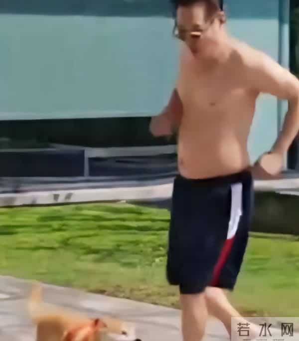 62岁李连杰豪宅游泳，脱光上衣自证清白，大腹便便并无刀疤