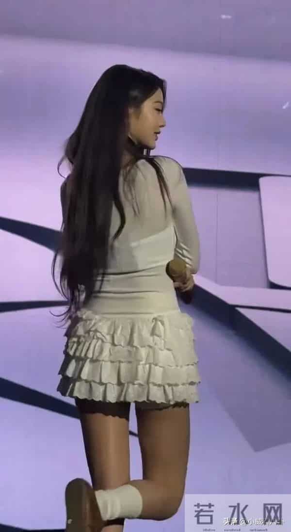 张元英这身材真是看得人脸红心跳，目不转睛，实在是太美太性感了