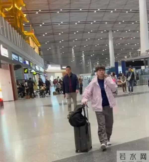 王艺迪短发配粉外套机场出发澳门全运会，利落造型尽显飒爽气场