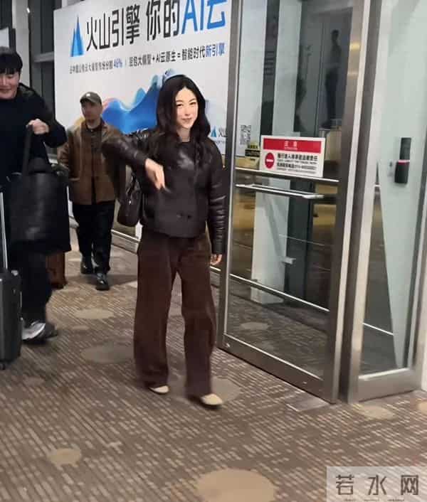 朱珠现身机场，不停撩拨头发被吐槽，女儿王珠宝接机把她扑倒了