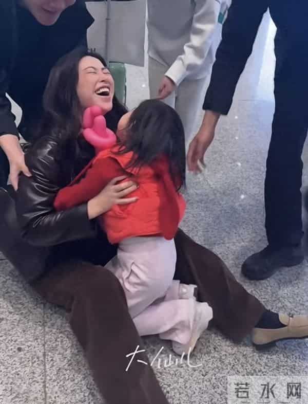 朱珠被4岁女儿扑倒，瘫坐地上笑得见牙不见眼，3名助理才扶起来