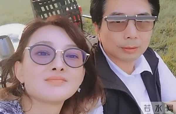 恩爱28年难抵残酷现实,牛莉把老公熬成爹,年龄差终究是道坎