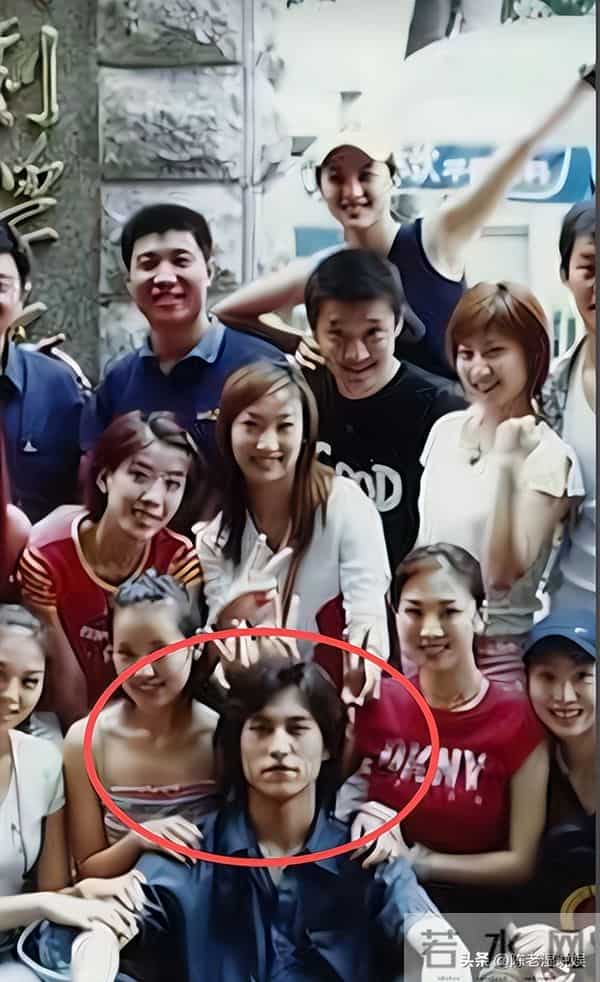 这一次，人民日报点名靳东，七字之差给娱乐圈敲响警钟