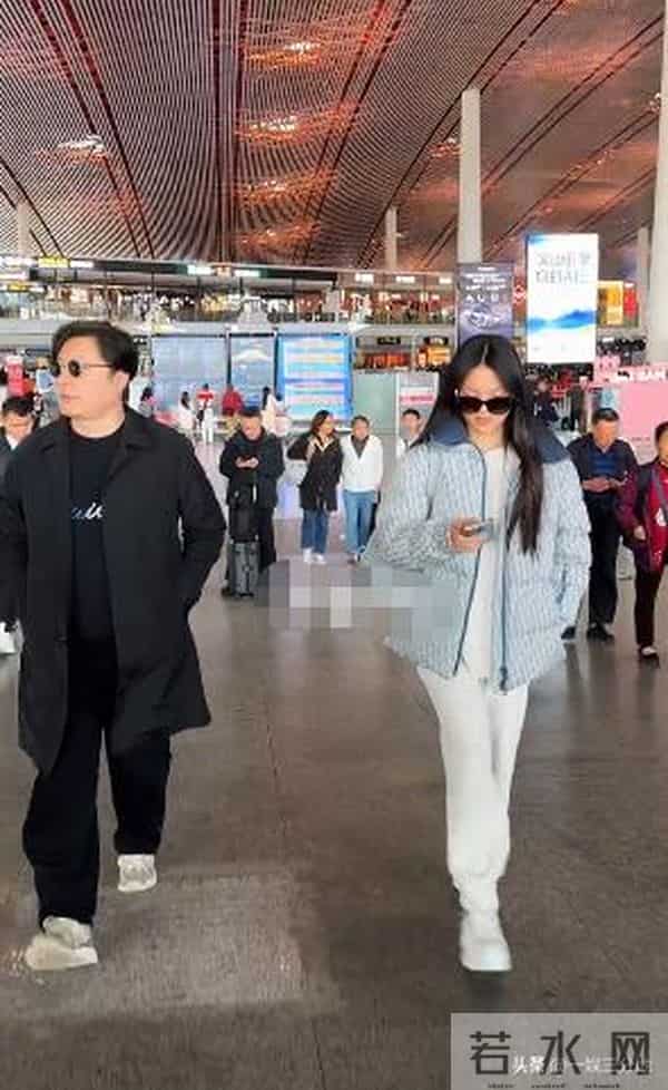 李湘胖到弯不下脖子，机场罕用便宜货，被人搭话她不理还嘲讽冷哼