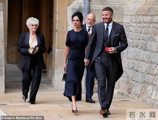 50岁贝克汉姆单膝下跪获英王亲封爵士,父母和贝嫂见证,长子沉默