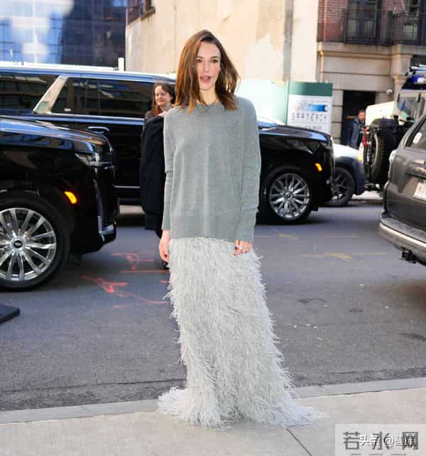 为什么灰色毛衣是时尚界最响亮的意向宣言