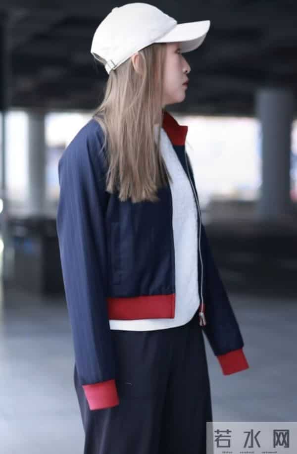 刘诗雯现身机场，藏青拼红运动风外套搭白帽随性又活力笑容超治愈