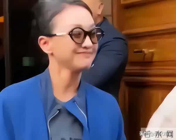 年过50岁的周迅一头白发，无儿无女成为了这辈子最大的遗憾！