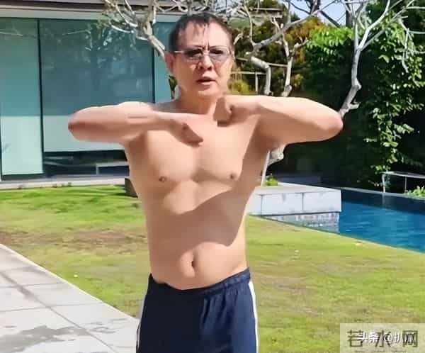 62岁李连杰豪宅游泳，脱光上衣“自证清白”，大腹便便并无刀疤