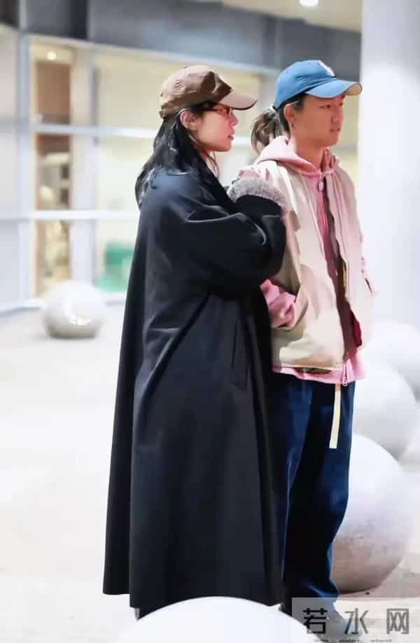 白百何带两个儿子现身!17岁大儿子长得像前夫陈羽凡,二儿子5岁