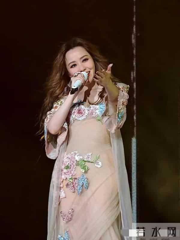 “这裙子根本透不过去？”热搜炸了，张靓颖一出场全场窒息