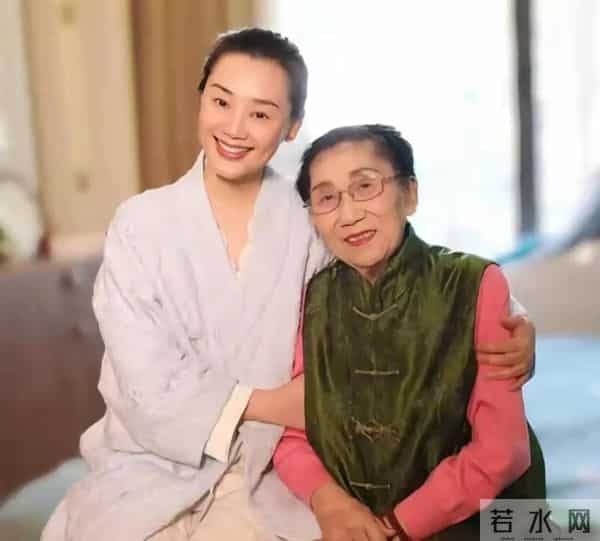 林依轮给长子庆生，26岁林子濠帅得像混血，西华蹲地照顾86岁婆婆