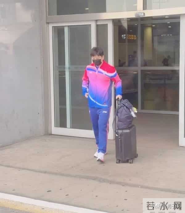 樊振东在澳门被偶遇，他看起来瘦了不少，穿着迷彩服运动装 帅呆了