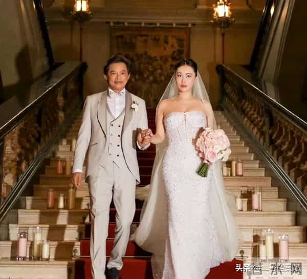 挤走原配自己做美艳师娘, 嫁65岁音乐家的王冰冰, 如今玩的更"花"了