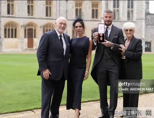 贝克汉姆终封爵！激动到落泪！贝嫂望夫眼抢镜，全家出席缺大儿子