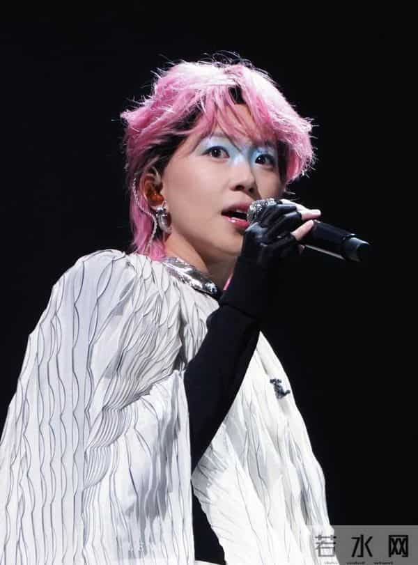 王菲也没料到，28岁女儿窦靖童“被爆同居”，会走上她的来时路