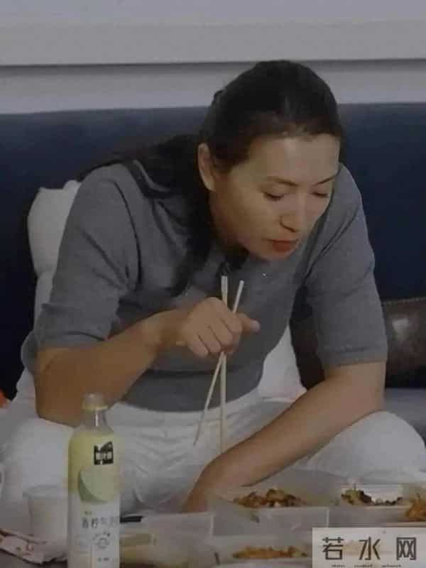 陈好吃饭的时候 两腿岔开 胳膊撑在腿上 皮肤又光又滑 一点都不显老