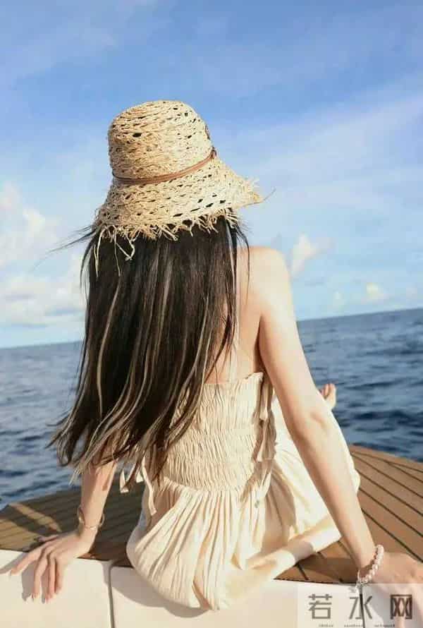 杨颖大胆展示自己光脚丫美腿美好身材