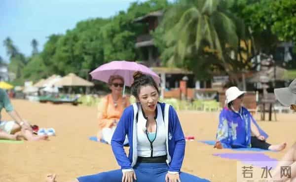 柳岩沙滩穿运动装，做拉伸超拼，皮肤亮、身材曲线迷人，臀有点大